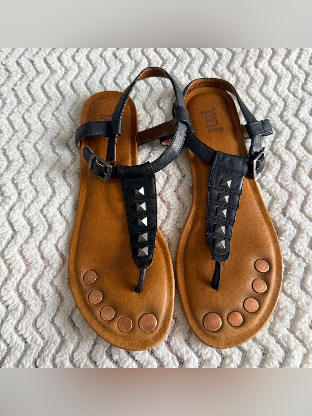Juil Black Leather Studs T-Strap Ankle Buckle Closure Grounding Thong Sandals 8